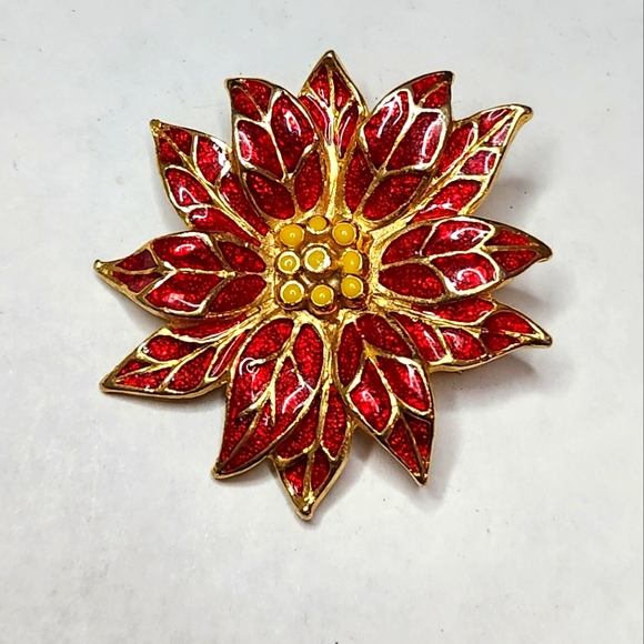 Vintage Textured Gold Tone & Enamel Flower Pin Brooch Poinsettia Christmas Pin - Picture 1 of 4